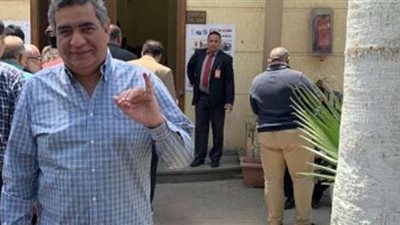 أحمد مجاهد يصوت على استفتاء التعديلات الدستورية