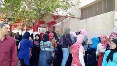 احتشاد المواطنين أمام لجان 15 مايو للاستفتاء على التعديلات الدستورية