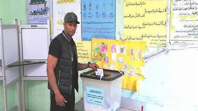 بالصور.. حشد جماهيري أثناء إدلاء محمد رمضان بصوته في التعديلات الدستورية