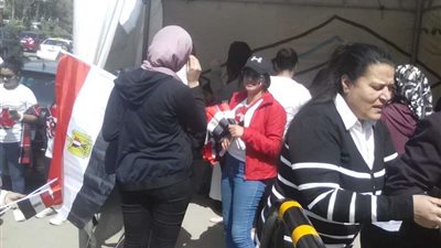 أغاني وطنية وأعلام.. مشاهد كرنفالية أمام لجان الاستفتاء بالجيزة