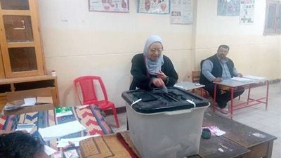 سيدة مسنة تصر على الإدلاء بصوتها قبل غلق الصناديق بدقائق