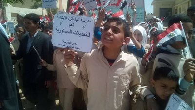 تلاميذ مدرسة الهشاترة بالفيوم يهتفون: 