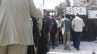 بالصور.. توافد المواطنين على لجنه السادات بالهرم للاستفتاء على الدستور