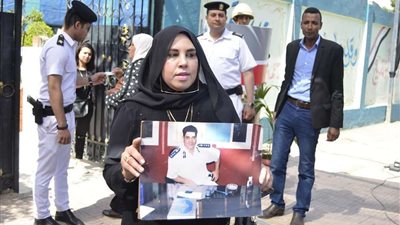 زوجة الشهيد عامر عبد المقصود تشارك في استفتاء الدستور بالدقي