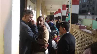 تكدسات أمام لجنة مدرسة السادات المشتركة بالهرم للمشاركة في الاستفتاء