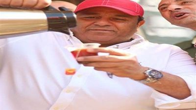 بالصور.. محمد فؤاد يوزع الشاي على المواطنين بمدينة نصر