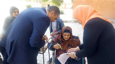 كلاكيت تاني مرة..قاضى لجنة مدرسة صفية زغلول  يساعد مسنة للإدلاء بصوتها