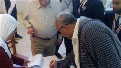 بيومي فؤاد يدلي بصوته في كلية الفنون الجميلة |صور