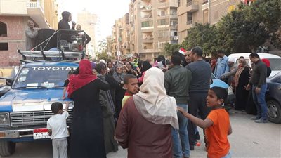 الاحتفالات تسود مصر القديمة أمام لجان الاستفتاء على الدستور