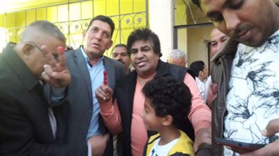 بالصور.. أحمد عدوية يشارك في الاستفتاء على التعديلات الدستورية بصحبة حفيده