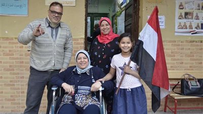 بالصور.. إقبال المواطنين على لجنة مدرسة بدر بالدقي للمشاركة في الاستفتاء