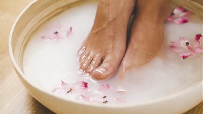 قبل الصيف.. تخلصي من تشققات القدمين في 10 دقائق