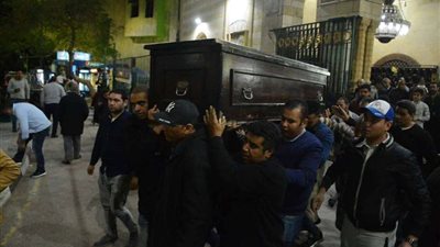 بالصور.. تشييع جثمان والدة الفنان هشام عباس من مسجد السيدة نفيسة