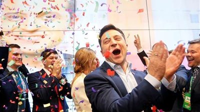 رئيس أوكرانيا الجديد يحتفل وسط أنصاره عقب الفوز