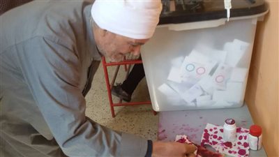 كبار السن يتصدرون مشهد الاستفتاء بالزهراء.. ومواطن: 