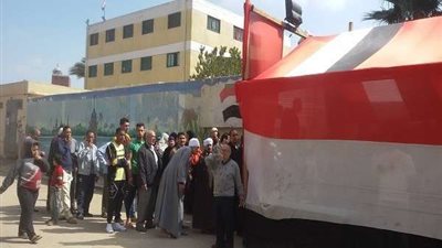 لليوم الثالث.. احتشاد المواطنين على لجان الاستفتاء بالزهراء بمصر القديمة