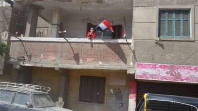 بالصور.. رفع الأعلام من النوافذ وانتشار طوابير الناخبين في زهراء المعادي