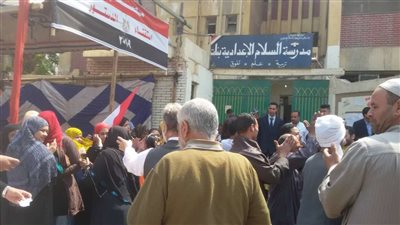 توافد الناخبين أمام لجان دار السلام للاستفتاء على التعديلات الدستورية