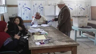 صور.. توافد الناخبين على لجان مدرسة النقراشي بالقبة في آخر أيام الاستفتاء