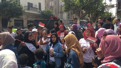 بالصور.. مظاهرة في حب مصر.. وتيشيرتات 