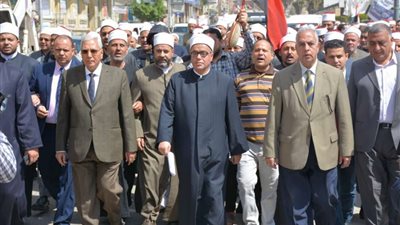 محافظ الدقهلية يقود مسيرة لعلماء الدين في ثالث أيام الاستفتاء