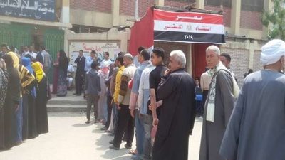 منعًا للتحرش.. طوابير للسيدات والرجال أمام لجان دار السلام للاستفتاء