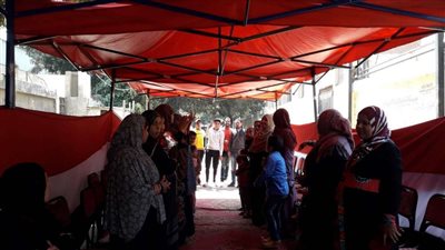 بالصور.. توافد الناخبين على مدرسة المعادي القديمة الإعدادية بنين