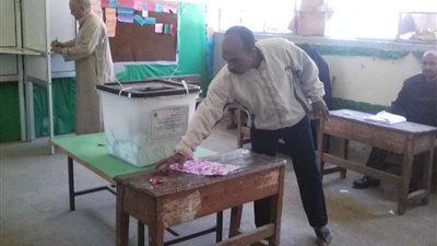 بالصور.. توافد الناخبين على مدرسة السادات بحدائق القبة