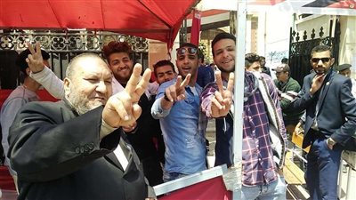 بعد ساعتين.. طوابير الشباب تتصدر لجان قصر الدوبار للإدلاء بأصواتهم