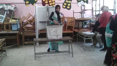 إقبال كثيف من الناخبين بمدرسة كوبري القبة للمشاركة في الاستفتاء