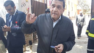 محافظ المنيا السابق يدلي بصوته في الاستفتاء على تعديل الدستور بالزمالك