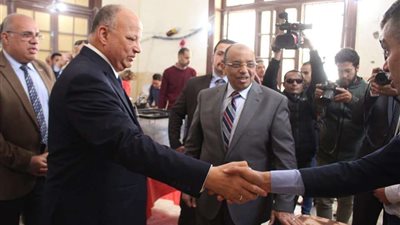 وزير التنمية ومحافظ القاهرة يتفقدان سير عملية الاستفتاء بقصر الدوبارة