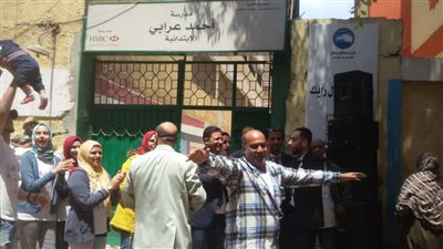 بالصور.. إقبال كثيف من المواطنين على مدرسة أحمد عرابي بالجزيرة