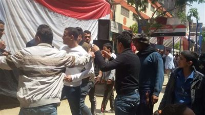 بالصور.. توافد المواطنين أمام مدرسة عمر بن الخطاب الابتدائية بالجزيرة