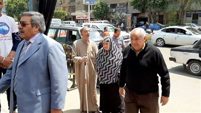 كبار السن يتوافدون على لجان الدقي للمشاركة في الاستحقاق الدستوري