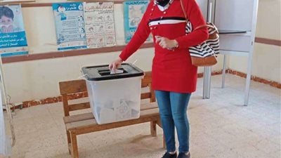 دينا الرفاعي تدلي بصوتها في التعديلات الدستورية