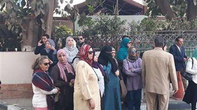 بالصور.. توافد السيدات بمدرسة كلية التربية الرياضية للإدلاء بأصواتهن