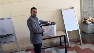 خالد سعيد يدلي بصوته في ثالث أيام الاستفتاء على الدستور بمدينة نصر