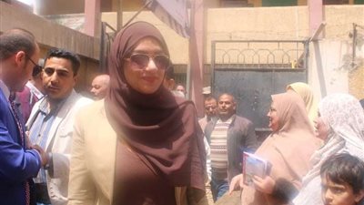 نائب محافظ القليوبية تستمع لشكاوى المواطنين أثناء تفقدها اللجان الانتخابية