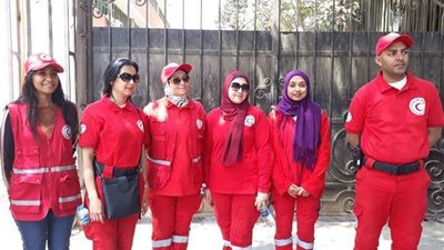 بالصور.. الهلال الأحمر يتواجد أمام اللجان لمساعدة الناخبين في الاستفتاء