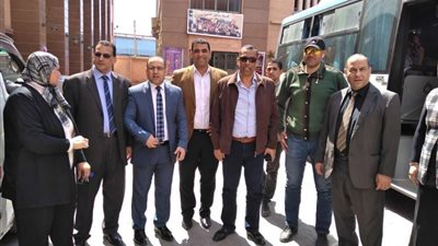 بالصور.. السكرتير العام لمحافظة بورسعيد يباشر الطلاب أثناء الإدلاء بأصواتهم