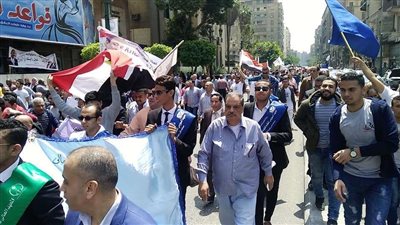 بالصور.. مسيرة حاشدة في محيط لجان القصر العيني