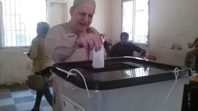 بالصور.. توافد المواطنين على لجنة عاطف السادات بحدائق القبة للاستفتاء