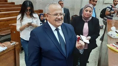 بالصور.. رئيس جامعة القاهرة يدلي بصوته في ثالث أيام الاستفتاء على الدستور