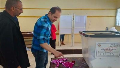 رامي إمام يدلي بصوته في التعديلات الدستورية بـ 6 أكتوبر