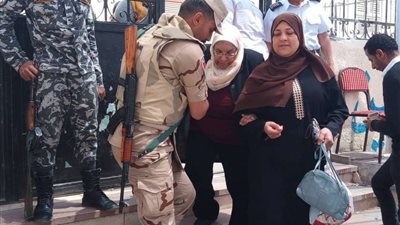 ضابط جيش يساعد مواطنة من ذوي الاحتياجات الخاصة للإدلاء بصوتها بحلوان