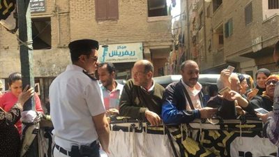 توافد كبار السن والنساء على مدرسة عمرو بن العاص بشبرا للمشاركة في الاستفتاء