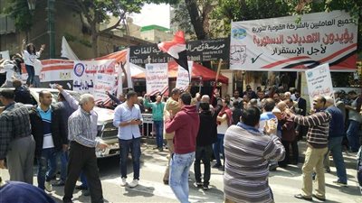 بالصور.. احتفالات المواطنين أمام لجان مدرسة قصر الدوبارة بالقصر العيني