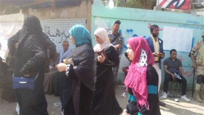 توافد الناخبين للإدلاء بأصواتهم بدار السلام في الاستفتاء على الدستور