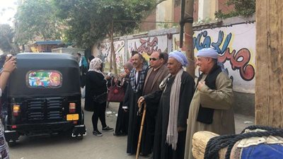 موظفة تساعد المُسنين بلجان شبرا وسط تزايد أعداد الناخبين